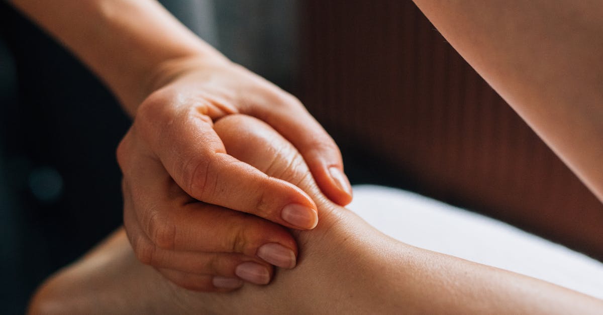 How to Create a Romantic Atmosphere for Couples Massage at Home